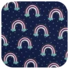 Zoom sur le tissu Oeko-Tex d’un mouchoir lavable cousu artisanalement. Motifs arc-en-ciel.