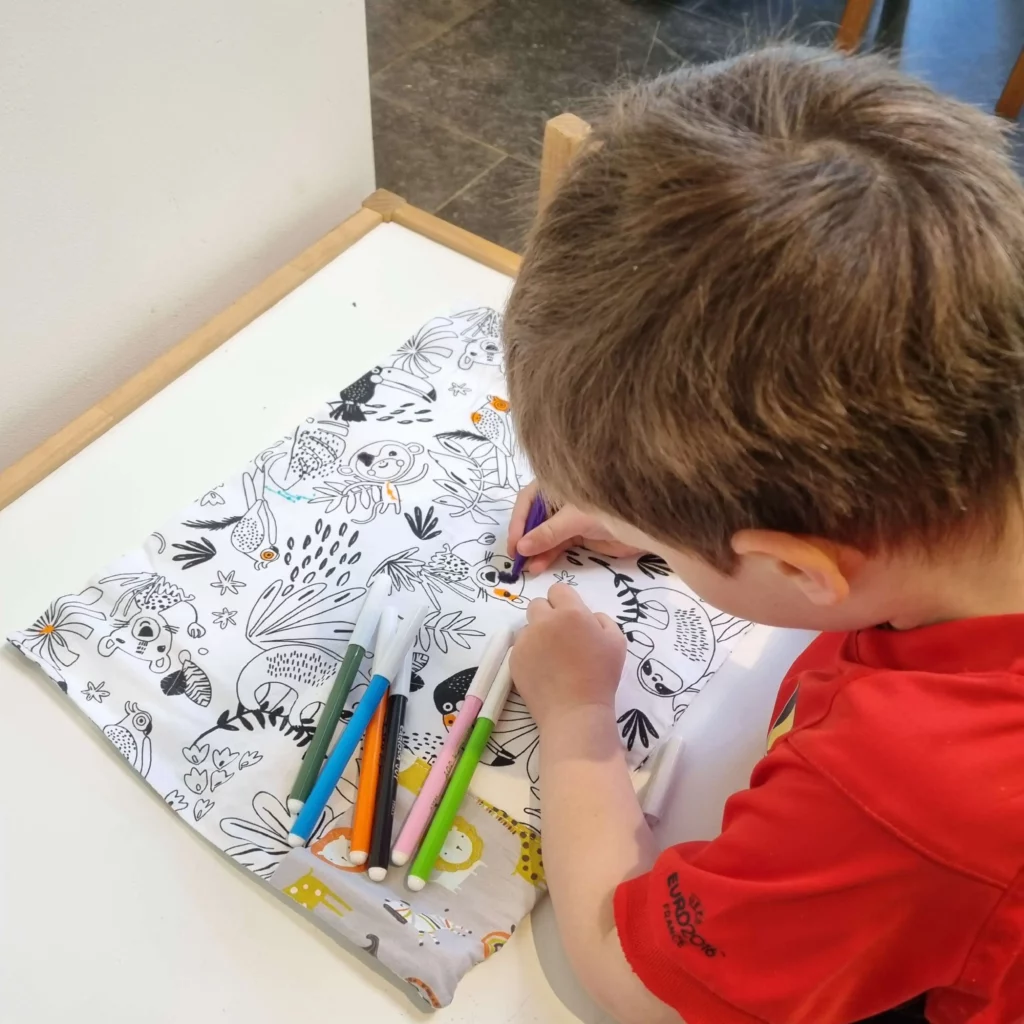 Set de table à colorier lavable en action, motif jungle