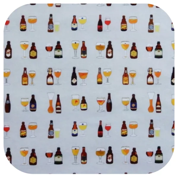 Mouchoir en tissu réutilisable avec motifs de bières belges.