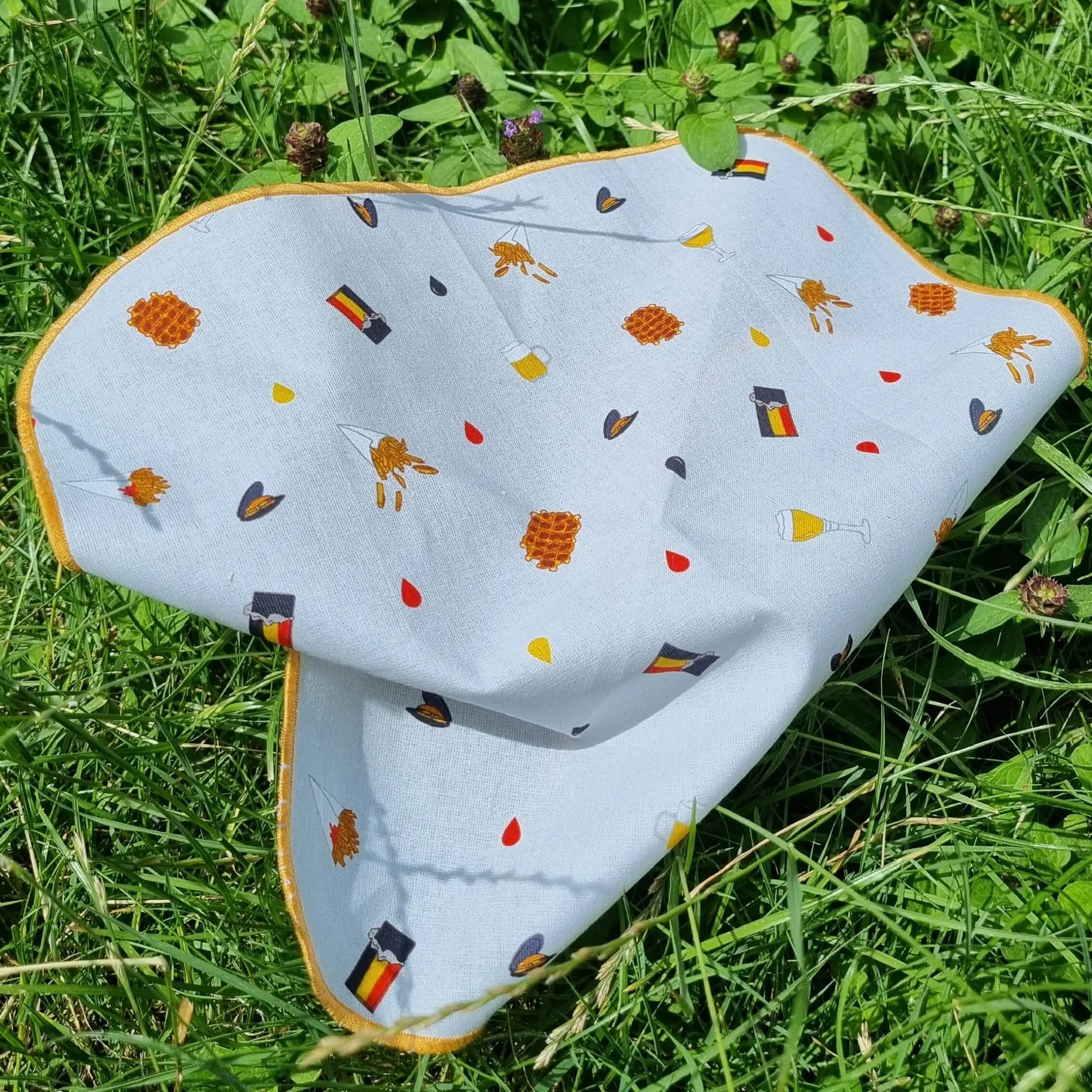 Gros plan sur les motifs Belgique du mouchoirs en tissu Koshi.
