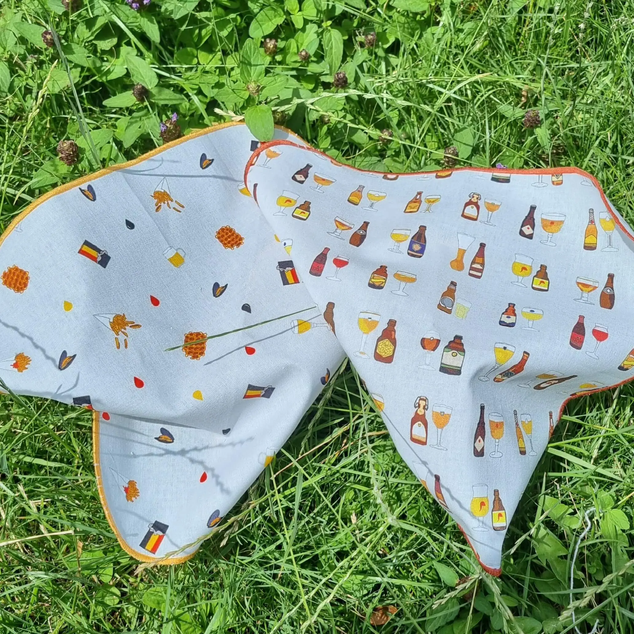 Duo de mouchoirs en tissu « Allez les Diables » avec un motif Belgique et un motif bières belges.