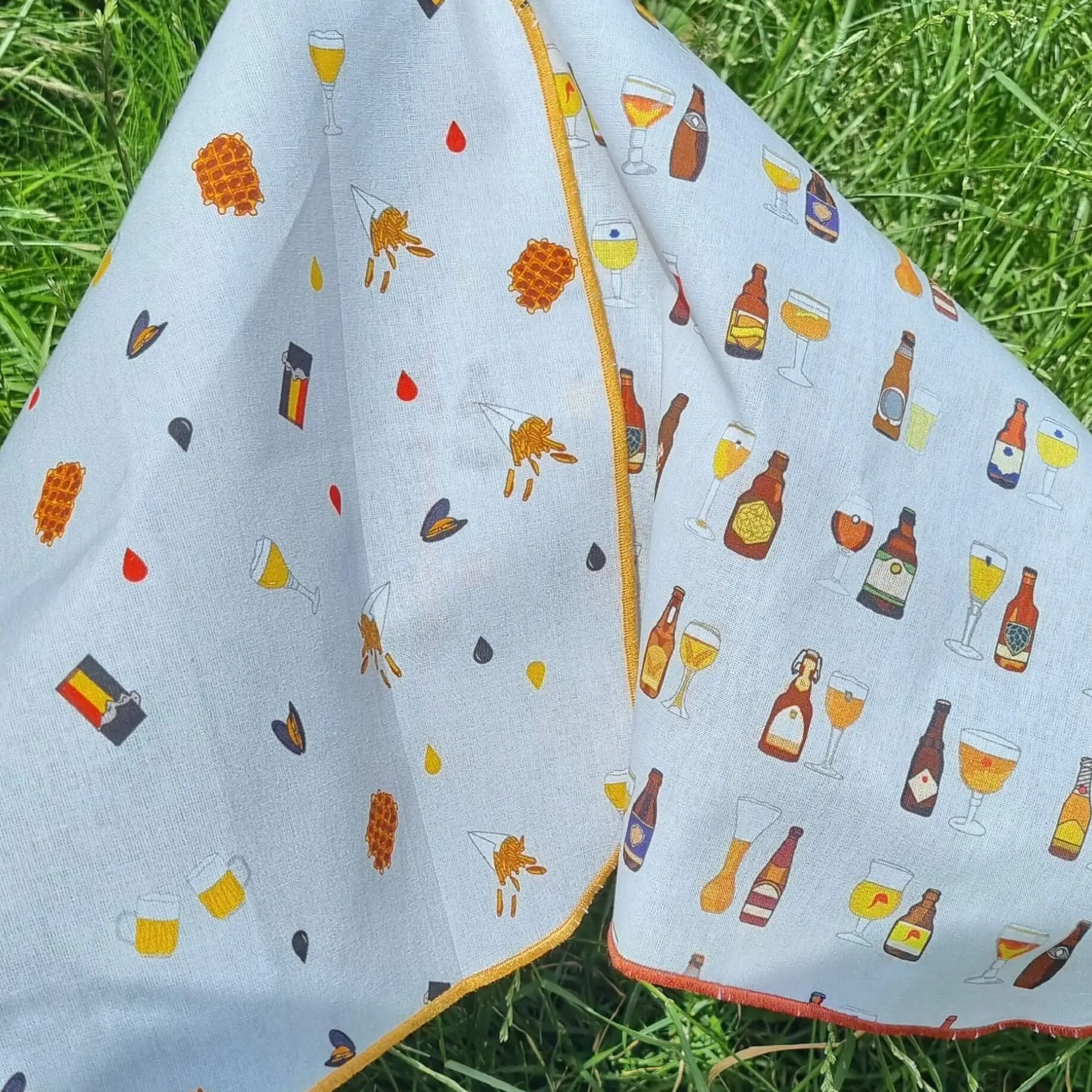 Gros plan sur les motifs Belgique et bières belges des mouchoirs en tissu Koshi.